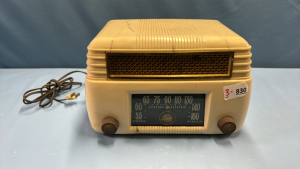 GE Bakelite Tabletop Radio